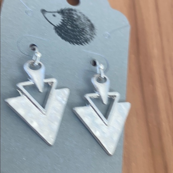 Triangle stud earrings - Picture 2 of 3